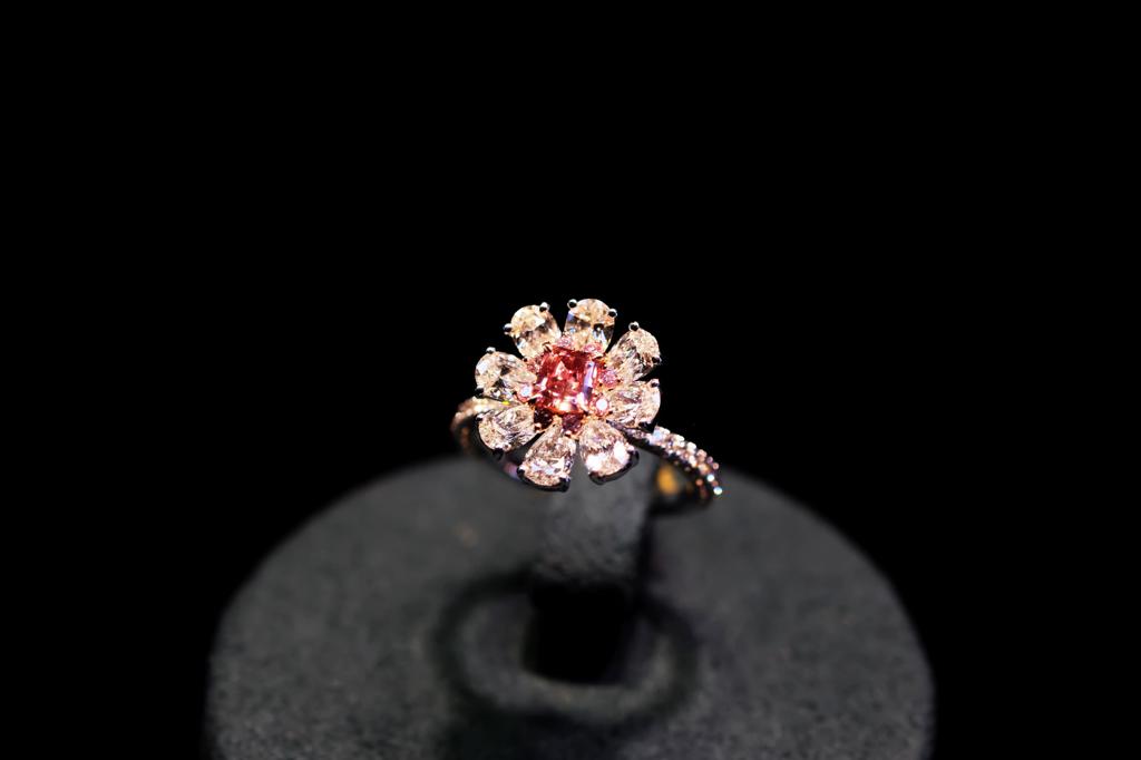 全世界超過1克拉的紅鑽不到20顆，圖為1克拉紅鑽。